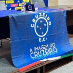 Cruzeiro coloca bandeira em sala de coletiva depois de polêmica em clássico