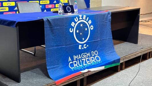 'A imagem do Cruzeiro resplandece', diz a bandeira com um escudo antigo do Cruzeiro