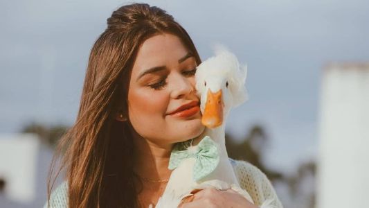 A influenciadora digital Julia Olympio, dona de uma pato de estimação e de dois cachorros, fez um apelo emocionado nas redes sociais após o desaparecimento da ave.