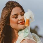 Pato desaparece, influenciadora entra em desespero e promete recompensa para quem encontrá-lo