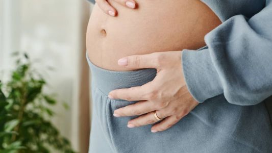 A jovem desconfiou que estava grávida por causa de um inchaço na barriga