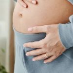 Jovem que pensou estar grávida descobre tumor raro nos ovários