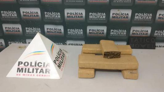 A jovem foi encaminhada para a delegacia junto com a droga