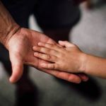 Pai é condenado a indenizar filha em R$30 mil por abandono afetivo