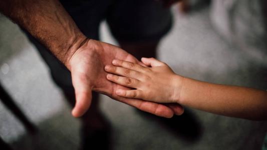 A jovem relata que sempre viveu com a avó materna