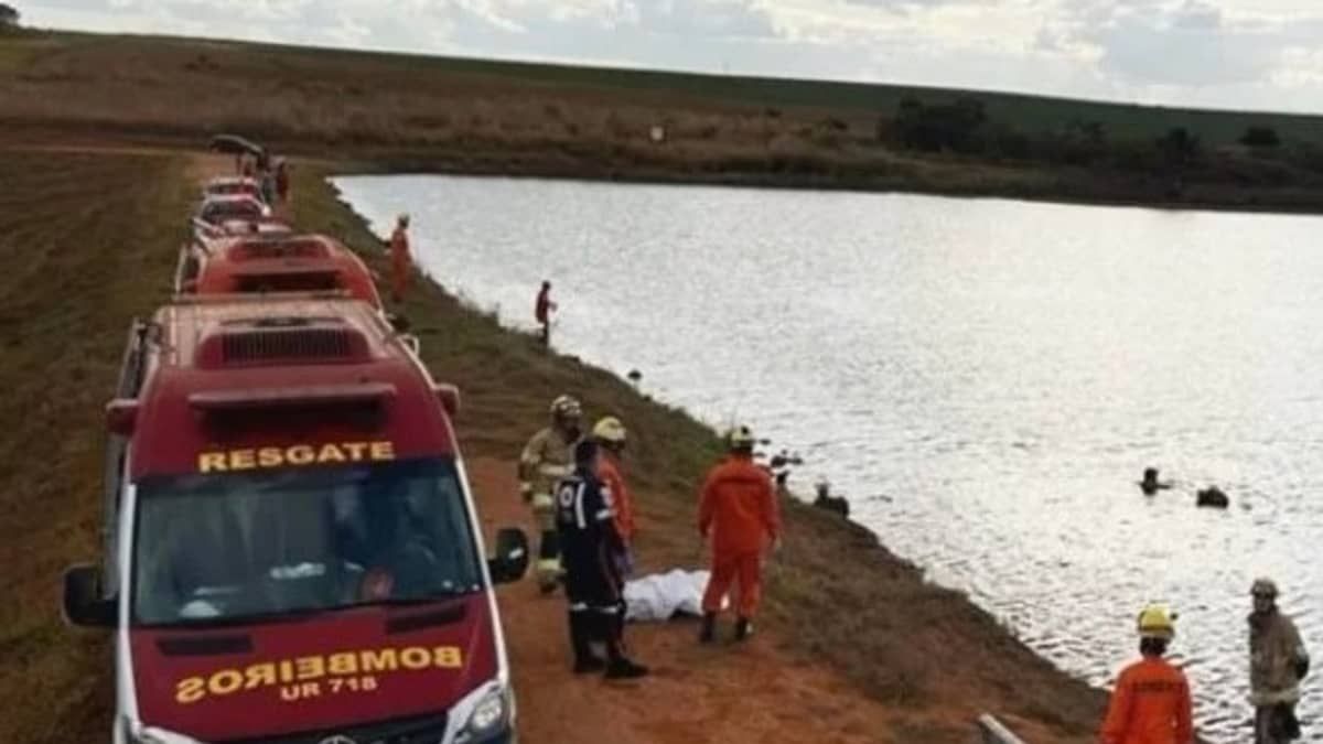 Motorista engata marcha errada, carro cai em lagoa e três crianças morrem afogadas em Goiás 