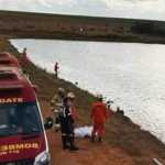 Motorista engata marcha errada, carro cai em lagoa e três crianças morrem afogadas em Goiás