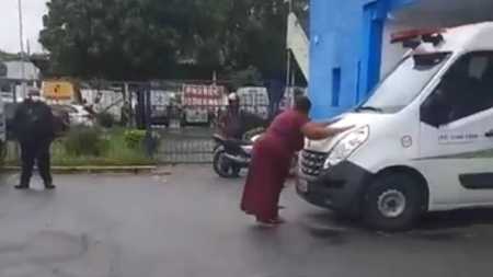 A mãe do jovem gravou um vídeo desesperada pedindo ajuda antes dele morrer na porta do hospital
