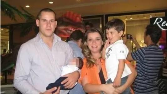 A mãe e o padrasto do garoto são acusados de homicídio triplamente qualificado.
