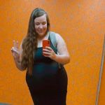 Mulher engravida apenas 12 dias após dar à luz ao quarto filho; entenda