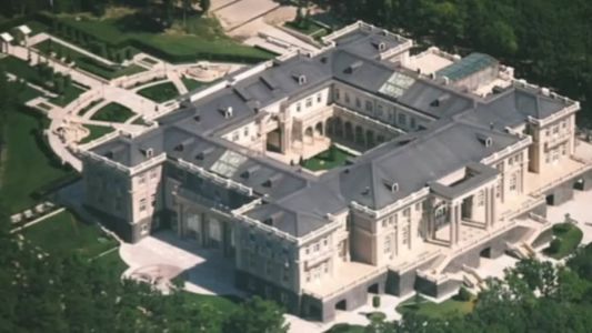 A mansão tem 190 mil metros quadrados e custa bilhões de dólares