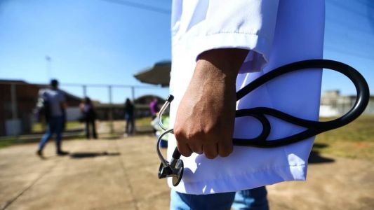 A médica foi presa acusada de desacato por não fornecer o boletim médico à policiais.