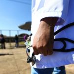 Médica é presa dentro da UTI por não falar o estado de saúde de um paciente à PM