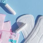 Zema assina decreto que garante absorventes higiênicos para mulheres