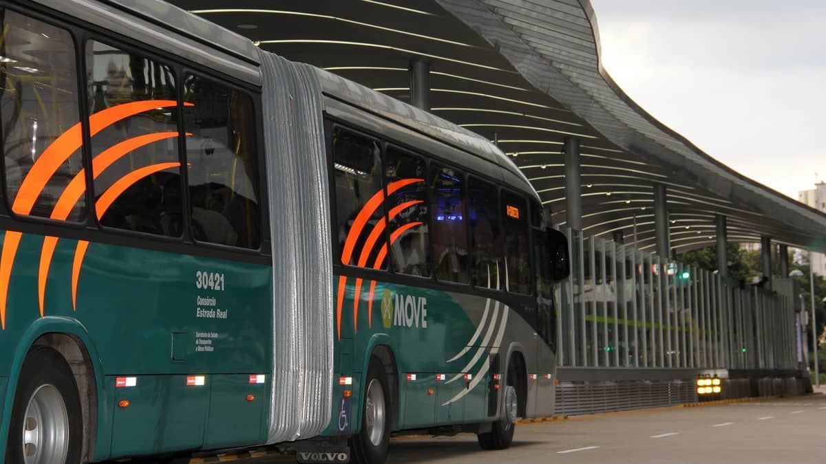 Zema sanciona lei que permite a passageiros desembarcar fora do ponto de ônibus à noite