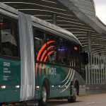 Zema sanciona lei que permite a passageiros desembarcar fora do ponto de ônibus à noite