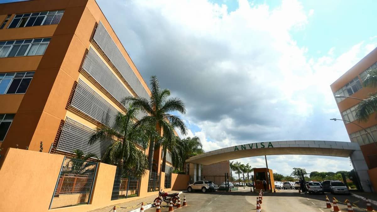 Após veto, Anvisa autoriza venda de 930 pomadas para trançar ou modelar cabelos