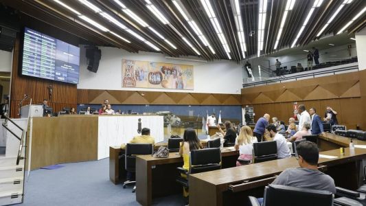 A medida impacta diretamente a prefeitura - entre os projetos que ficam inviabilizados de serem votados, está a reforma administrativa, que pede a criação de três novas secretarias municipais e centenas de cargos na estrutura do município