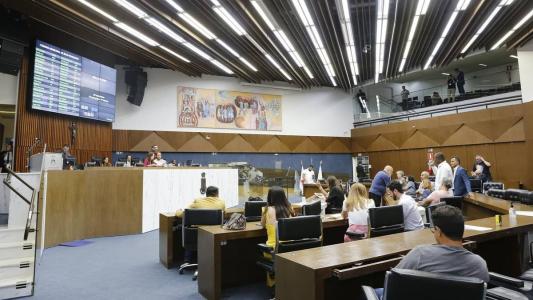A medida impacta diretamente a prefeitura - entre os projetos que ficam inviabilizados de serem votados, está a reforma administrativa, que pede a criação de três novas secretarias municipais e centenas de cargos na estrutura do município