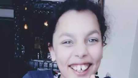 A menina era autista e os pais relataram que ela gostava achava reconfortante borrifar a solução que tinha o mesmo odor que sua mãe