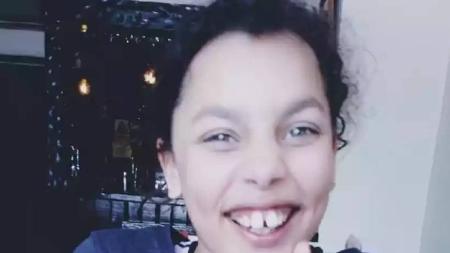 A menina era autista e os pais relataram que ela gostava achava reconfortante borrifar a solução que tinha o mesmo odor que sua mãe