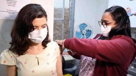 A meningite meningocócica (infecção das membranas que recobrem o cérebro) é causada pela bactéria Neisseria meningitidis (meningococo)
