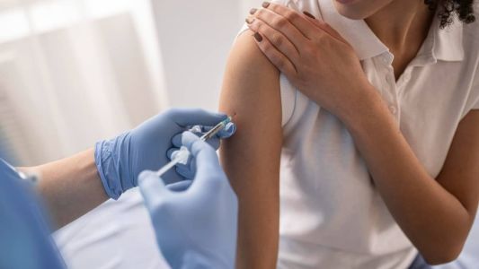 A meta do Ministério da Saúde é vacinar até o dia 31 de maio 90% do público prioritário, o que significa cerca de 81,8 milhões de pessoas