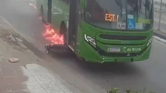 A moto foi arrastada por alguns metros após a colisão com o ônibus