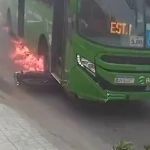 Vídeo: motociclista tem perna e braço amputados após ser arrastado por ônibus no RJ