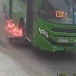 Vídeo: motociclista tem perna e braço amputados após ser arrastado por ônibus no RJ
