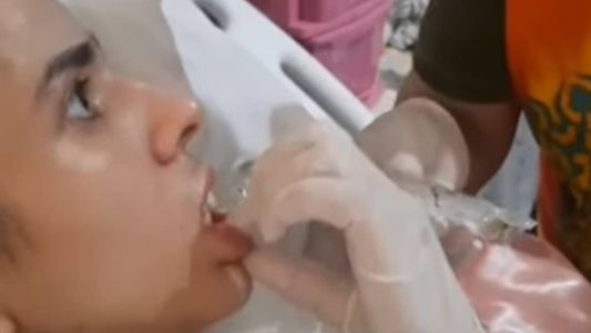 A mulher aparece realizando trabalhos em casa