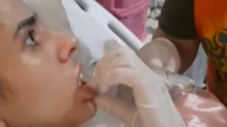 A mulher aparece realizando trabalhos em casa