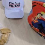 Mulher é presa por esconder crack na mochila de Super Homem do filho