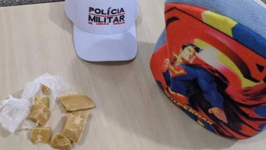 A mulher assumiu a posse da droga e foi presa pelas autoridades