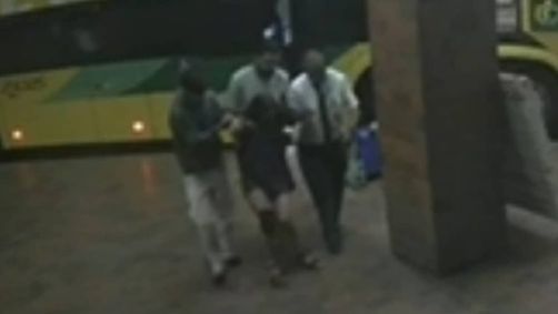 A mulher caiu devido as luzes estarem apagadas