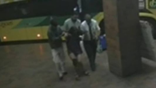 A mulher caiu devido as luzes estarem apagadas
