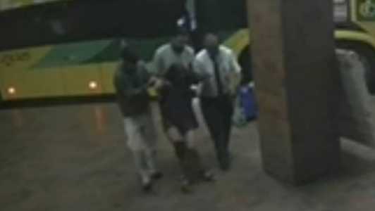 A mulher caiu devido as luzes estarem apagadas