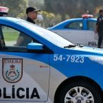 Mulher rasga testículo do ex-namorado idoso com as mãos e agride policiais ao ser presa