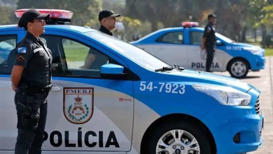 A mulher chegou a agredir os policiais ao ser levada para a delegacia