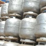 Mulher esfaqueia vizinha suspeita de roubar botijão de gás e se passa pela irmã falecida para fugir da prisão, em Minas