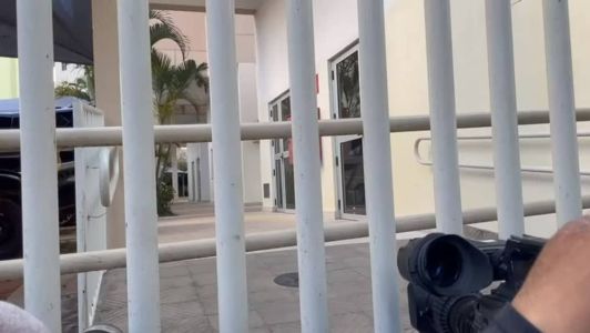 A mulher deixou o prédio sedada em uma ambulância do Samu