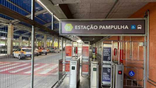 A mulher descia as escadas para pegar um ônibus na Estação Pampulha