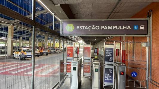 A mulher descia as escadas para pegar um ônibus na Estação Pampulha