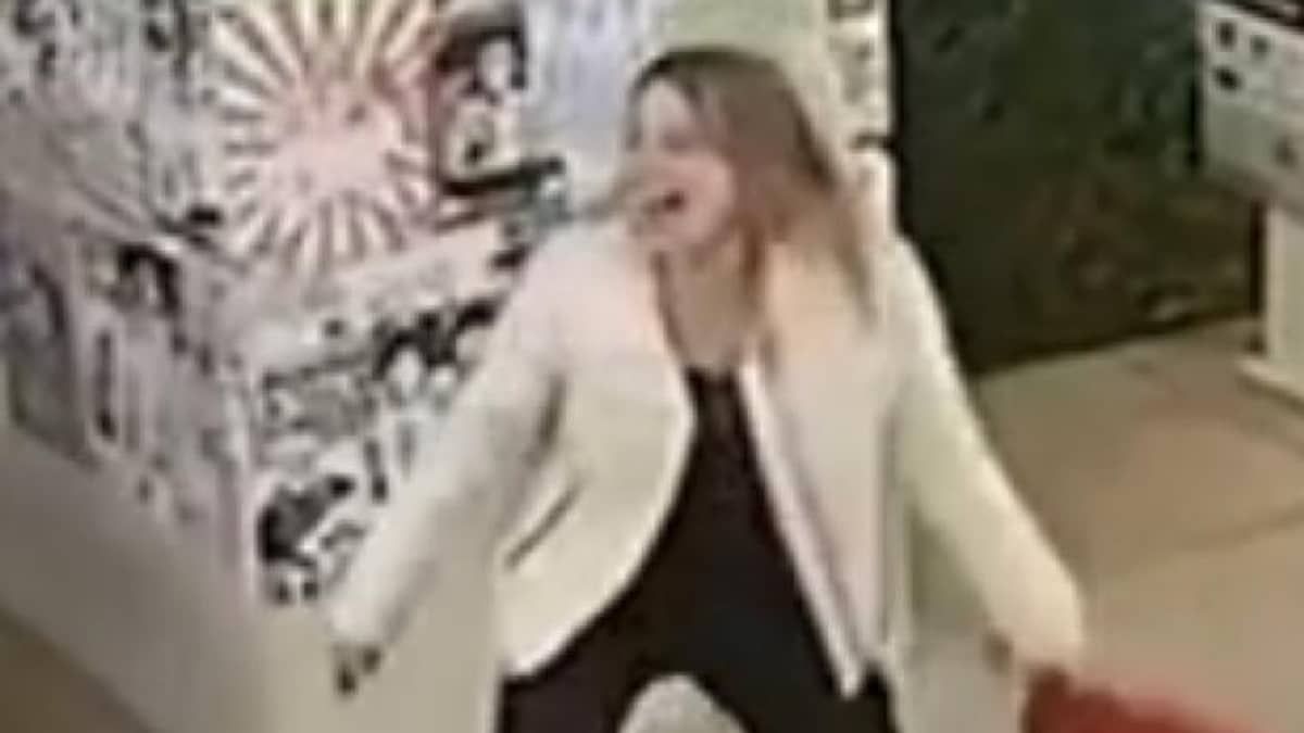 Acusada de imitar macaco em shopping de São Paulo falta a depoimento e é indiciada
