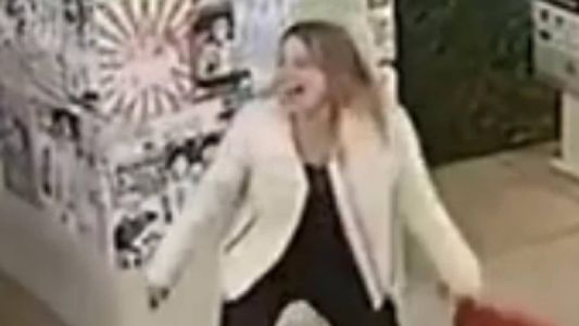 A mulher é Thaís Pinheiro Nakamura, ela foi indiciada por racismo.