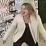 Acusada de imitar macaco em shopping de São Paulo falta a depoimento e é indiciada