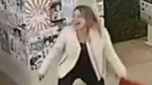 A mulher é Thaís Pinheiro Nakamura, ela foi indiciada por racismo.