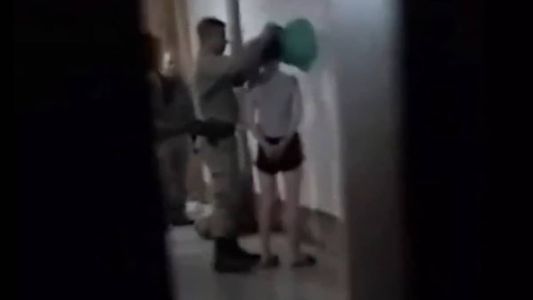 A mulher estava algemada quando um dos policiais colocou a sacola de plático na cabeça dela