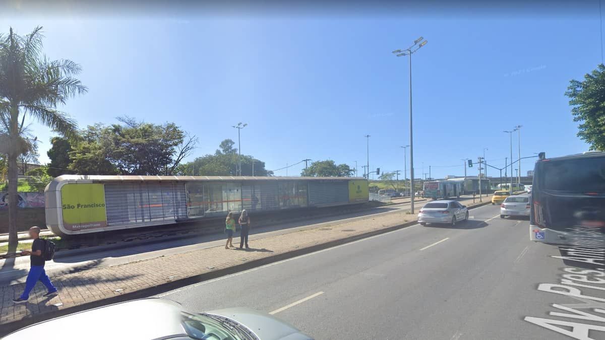 Mulher morre atropelada por ônibus ao descer de estação do Move, na Pampulha