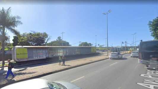 A mulher foi atropelada na linha exclusiva do Move, ao descer da estação